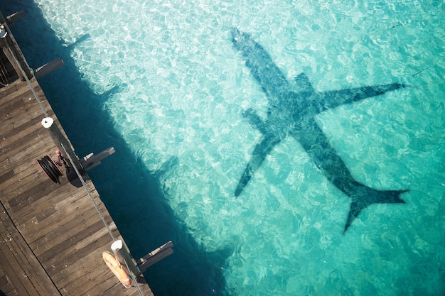 Bela praia tropical com sombra de avião