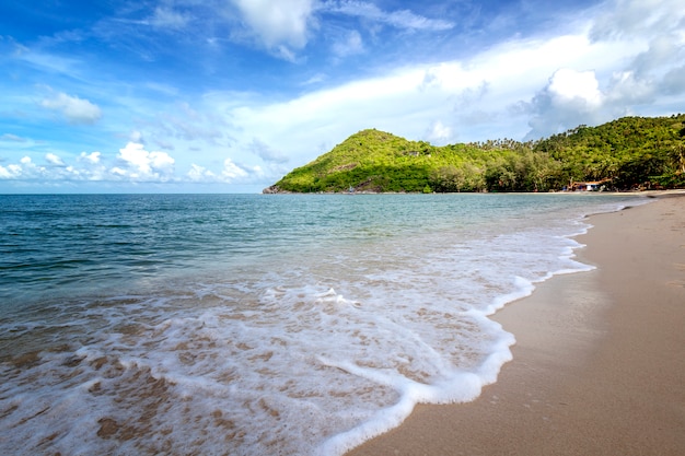 Foto bela praia tropical deliciosa deliciosa areia branca, céu azul com nuvens