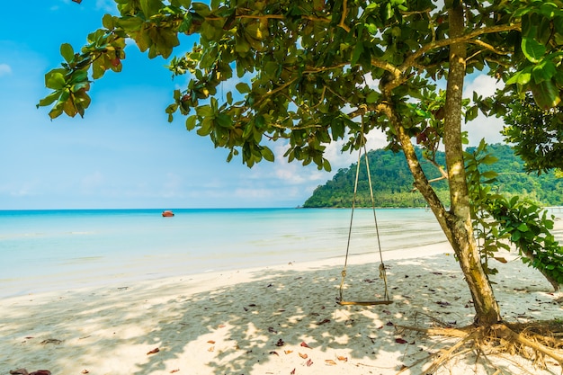 Bela praia tropical e mar com coqueiro na ilha paradisíaca