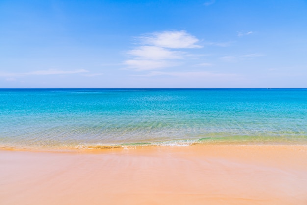 Bela praia tropical e mar na ilha paradisíaca