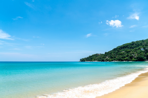 Bela praia tropical e mar na ilha paradisíaca