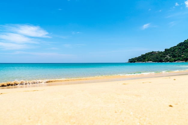 Bela praia tropical e mar na ilha paradisíaca