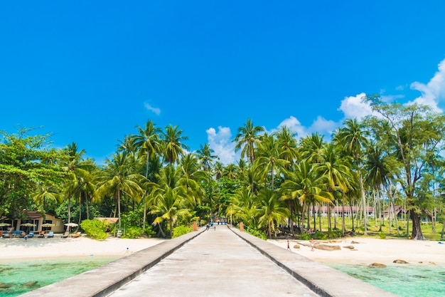 Bela praia tropical e mar