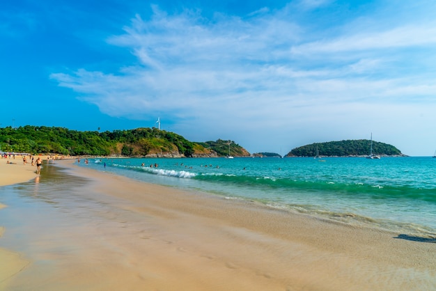 Bela praia tropical e mar