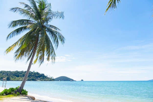 Bela praia tropical em kohmak tailândia.