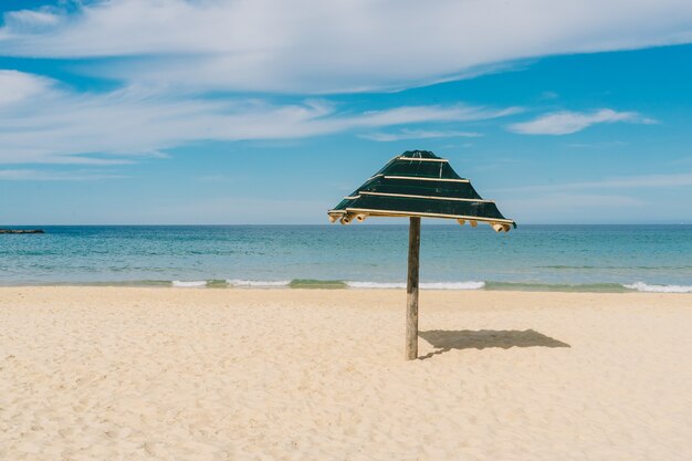 Bela praia tropical, mar no verão