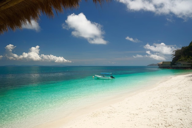 Bela praia tropical na ilha de Rawa Praia de areia branca Malásia