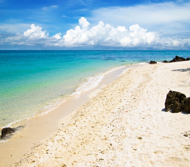 Bela praia tropical, vista para o horizonte entre o mar e o céu