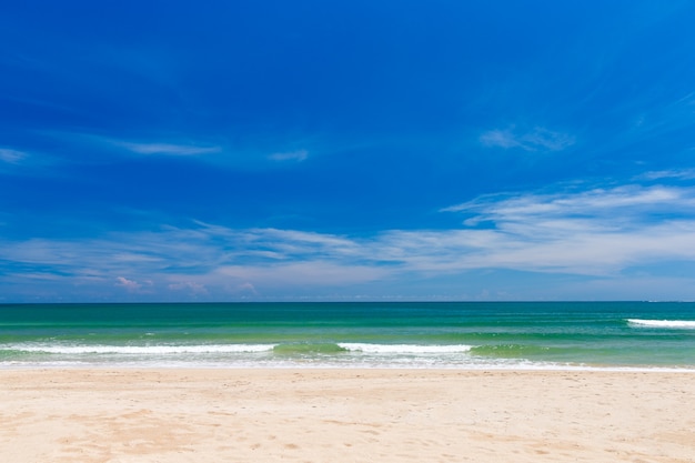 Foto bela praia tropical, vista para o horizonte entre o mar e o céu