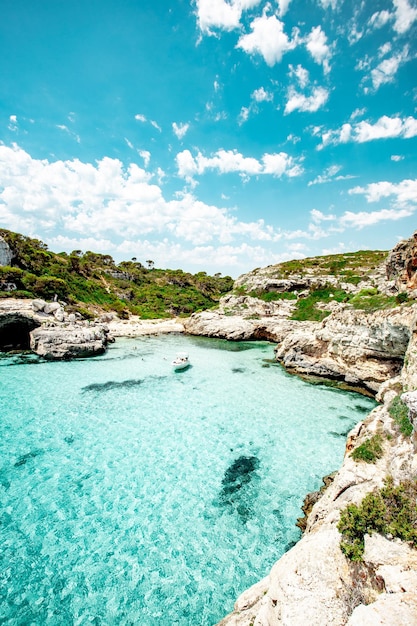 Bela praia turquesa em Maiorca, Espanha