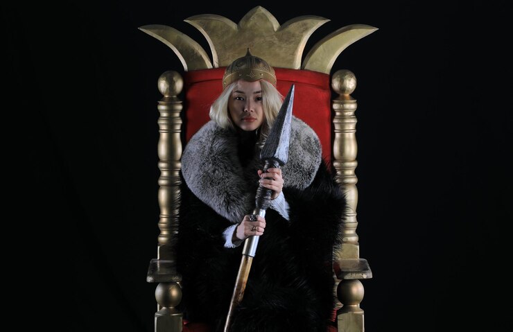 Foto bela rainha viking loira no trono