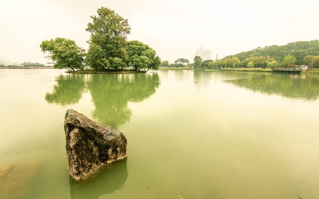 Bela reflexão no lago, coréia do sul