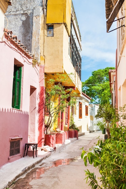 Bela rua colorida em Atenas, Grécia. Arquitetura nacional no antigo distrito de Plaka