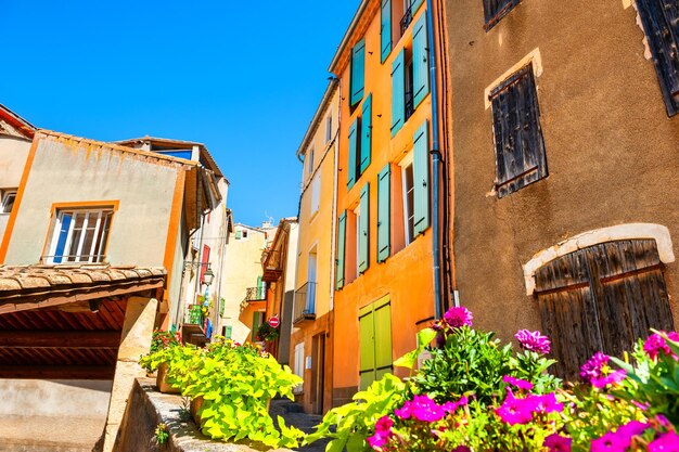 Bela rua com arquitetura antiga em Valensole, Provence, França. Destino de viagem famoso.