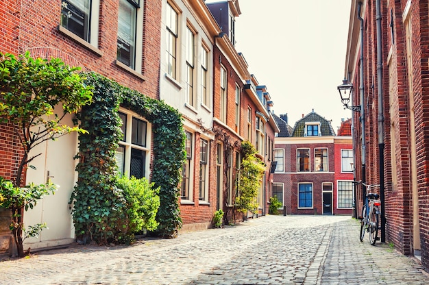 Bela rua com arquitetura tradicional holandesa em Leiden, Holanda