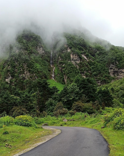 Bela rua de montanha em Sikim