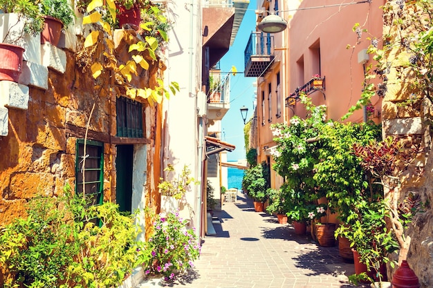 Bela rua em Chania, ilha de Creta, Grécia. Paisagem de verão