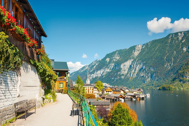 Bela rua na aldeia de hallstatt, nos alpes austríacos. paisagem de outono