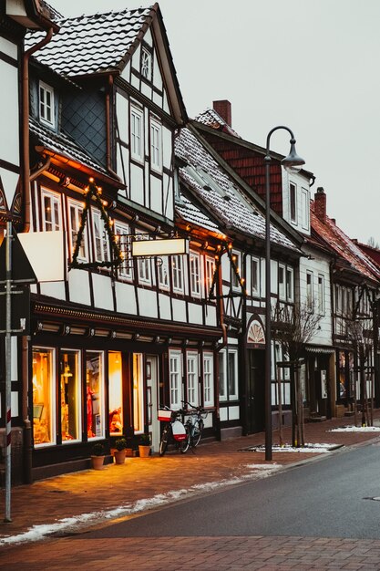 Bela rua na cidade europeia decorada para o Natal.