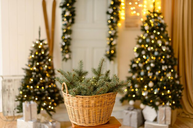 Bela sala decorada com árvore de Natal com presentes debaixo dela.