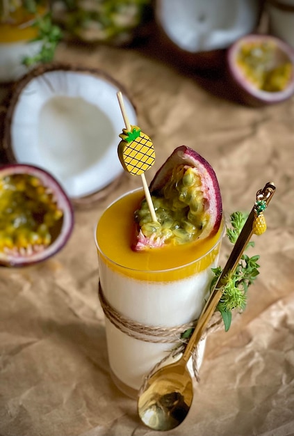 bela sobremesa tropical em um copo, panna cotta de coco com purê de maracujá