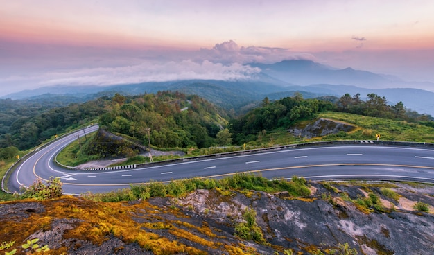 Bela super curva estrada no topo da montanha com névoa nevoeiro doi inthanon chiang mai tailândia