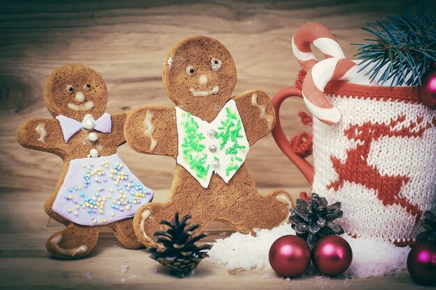 Bela taça de natal e homem-biscoito na mesa de madeira. foto com espaço para texto