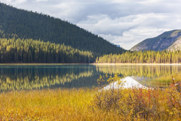 Bela temporada de outono nas montanhas canadenses. Fundo de outono.