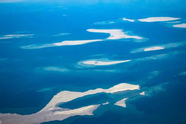 Bela terra e mar de um avião de janela