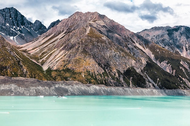 Bela turquesa lago tasman glacier e montanhas rochosas do parque nacional mount cook