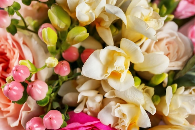 Bela variedade de flores frescas closeup