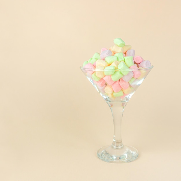 Foto bela variedade de marshmallows em copo de martini conceito de férias e celebração