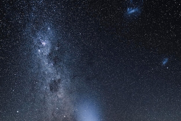 Bela via láctea no céu noturno