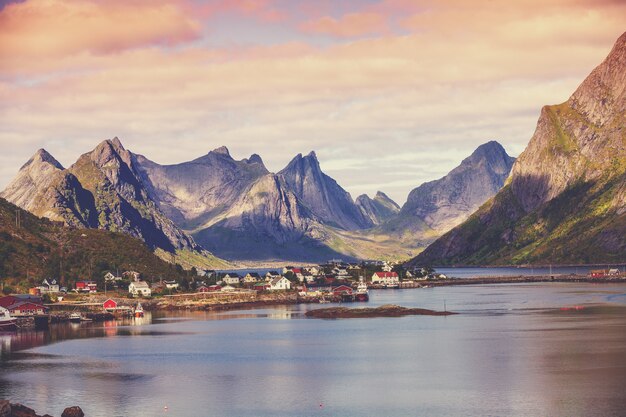 Bela vila de pescadores no fiorde. Village Reine Lofoten, Noruega