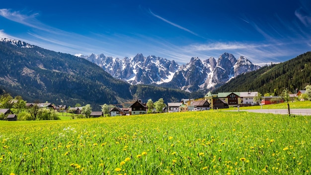 Bela vila Gosau nos Alpes Austríacos Europa
