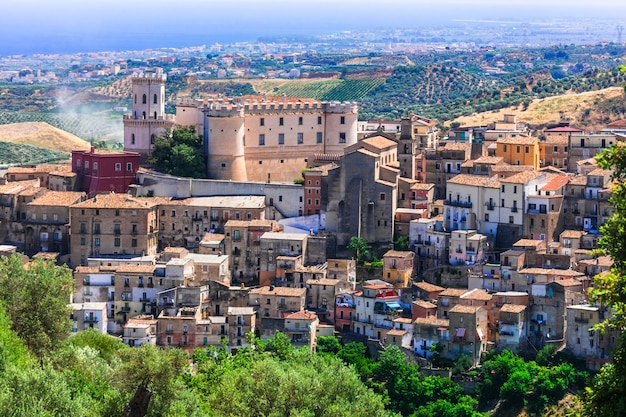 Bela vila medieval Corigliano Calabro na Calábria, Itália