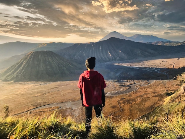 Bela visão do céu do fundo da montanha Bromo Merbabu