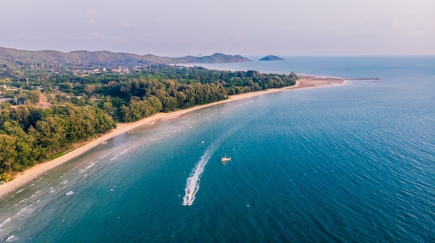 Bela vista aérea com mar e praia