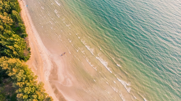 Bela vista aérea com mar e praia