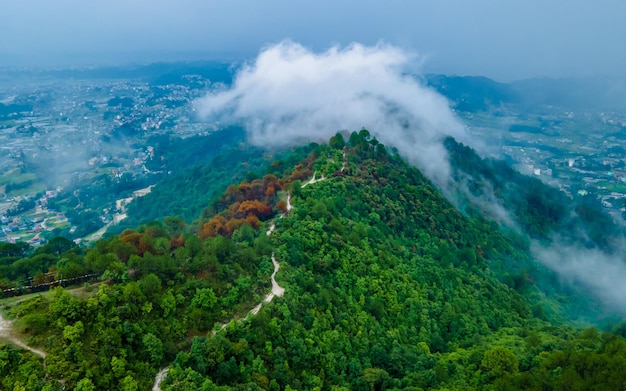 Bela vista aérea da colina verde durante a temporada de monções em katmandu