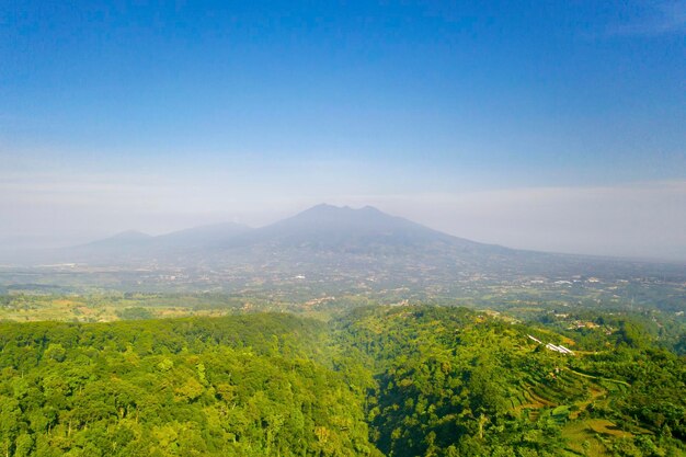 Bela vista aérea da montanha Pangrango enevoada