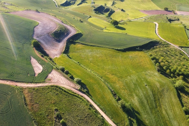 Bela vista aérea da paisagem campestre com prado verde