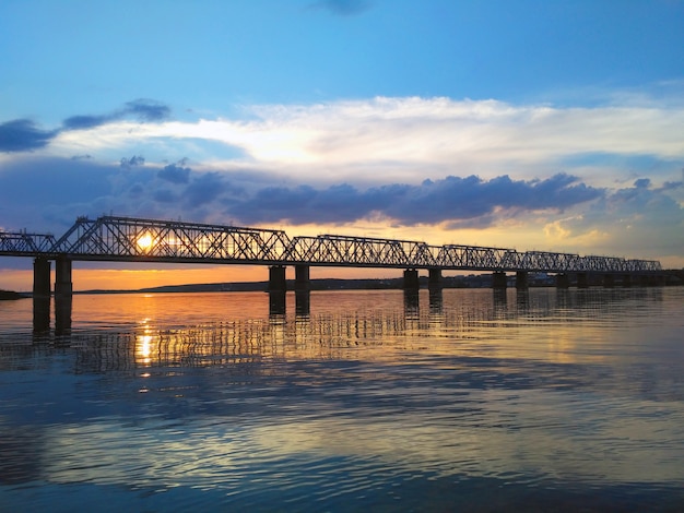 Bela vista aérea da ponte ferroviária sobre o rio Volga ao pôr do sol