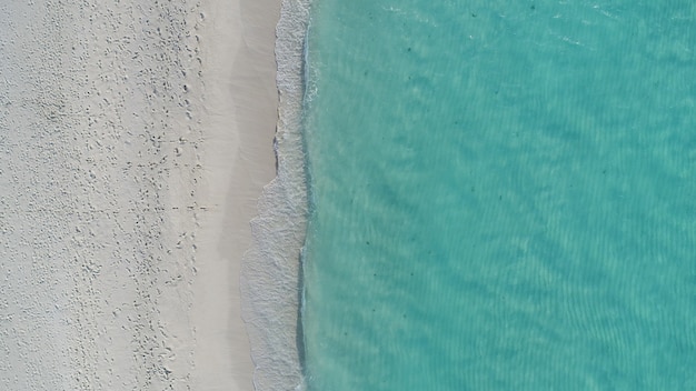 Bela vista aérea das Maldivas e praia tropical. Conceito de viagens e férias