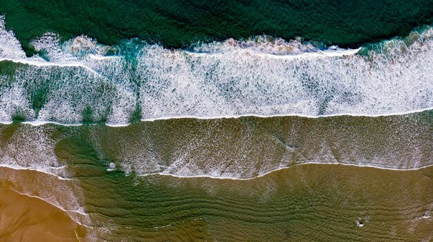 Bela vista aérea de uma praia com ondas