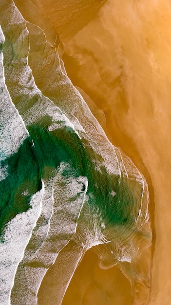 Bela vista aérea de uma praia com ondas