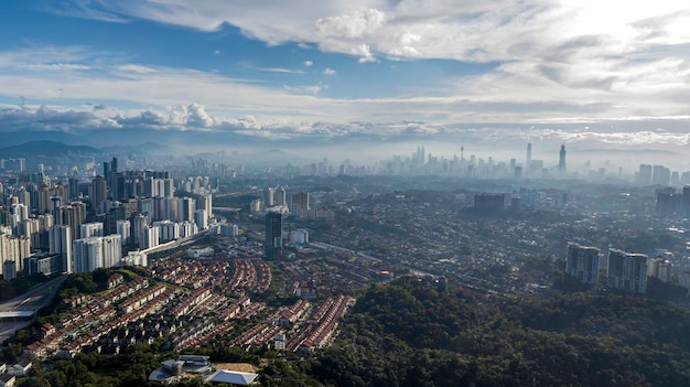 Bela vista aérea do centro da cidade no horizonte de Kuala Lumpur Malásia com arranha-céus urbanos durante o nascer do sol nublado