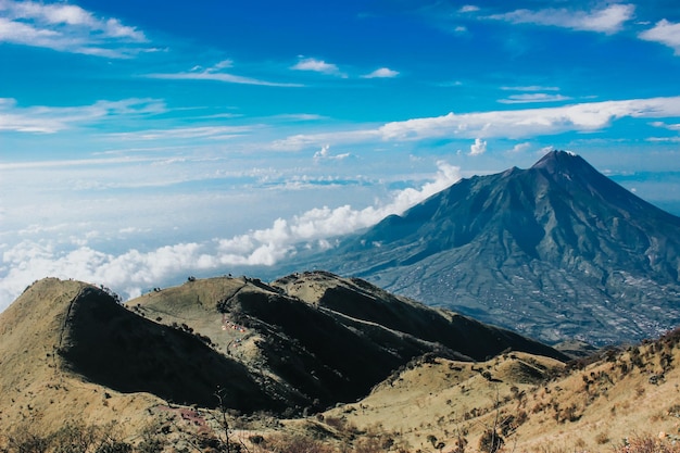 bela vista aérea do céu na montanha merbabu