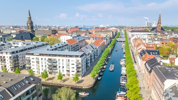 Bela vista aérea do horizonte de Copenhague de cima, porto de cais histórico de Nyhavn e canal com edifícios de cor e barcos na cidade velha de Copenhague, Dinamarca