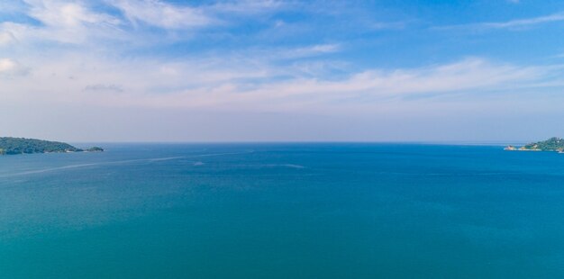 Bela vista aérea do mar de phuket, tailândia, pela manhã.